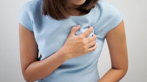 تجربتي مع ألم الثدي التشخيص الأعراض والعلاج