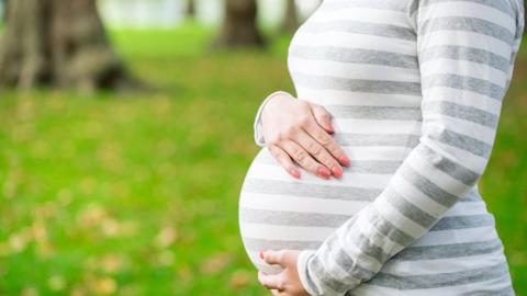 كيف تكون حركة الجنين قبل الولادة بساعات وعلامات