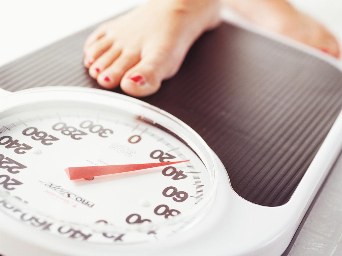 كيفية علاج ثبات الوزن اثناء الرجيم وأسبابه 2024