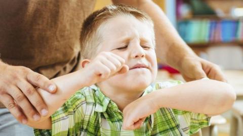 اعراض العين عند الاطفال وعلاجها