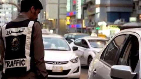 كم مخالفة عرقلة السير في السعودية وفقا لنظام المرور وكيفية دفعها عبر منصة أبشر 