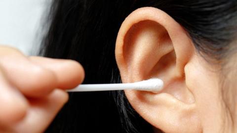 18 طريقة تنظيف الأذن من الشمع في المنزل مجرب