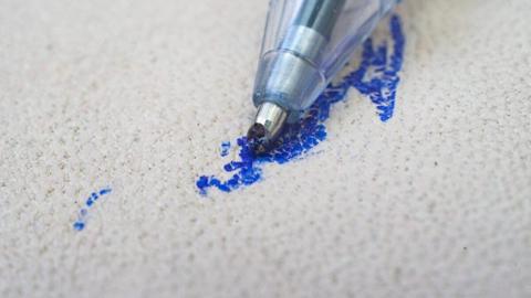 تفسير القلم الازرق في المنام للعزباء والمتزوجة