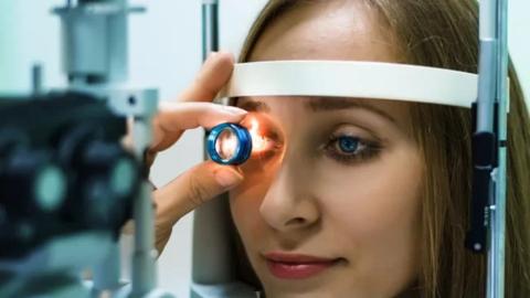علاج شبكية العين بالطب البديل وأفضل الأعشاب المستخدمة