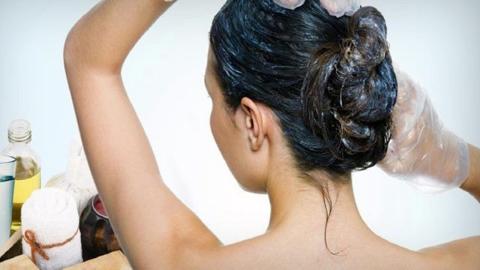 فوائد تغطية الشعر بعد وضع الزيت وطريقة لف الشعر